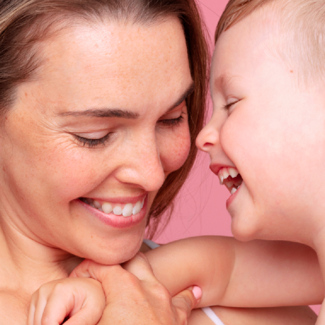 Madre y niño con piel sensible sonriendo en primer plano, ilustrando cuidados de la piel atópica en invierno con la gama TOPIALYSE de SVR