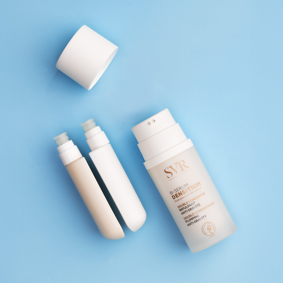 Frasco de SVR Densitium Bi-Sérum con dos compartimentos internos y tapa blanca sobre fondo azul claro.