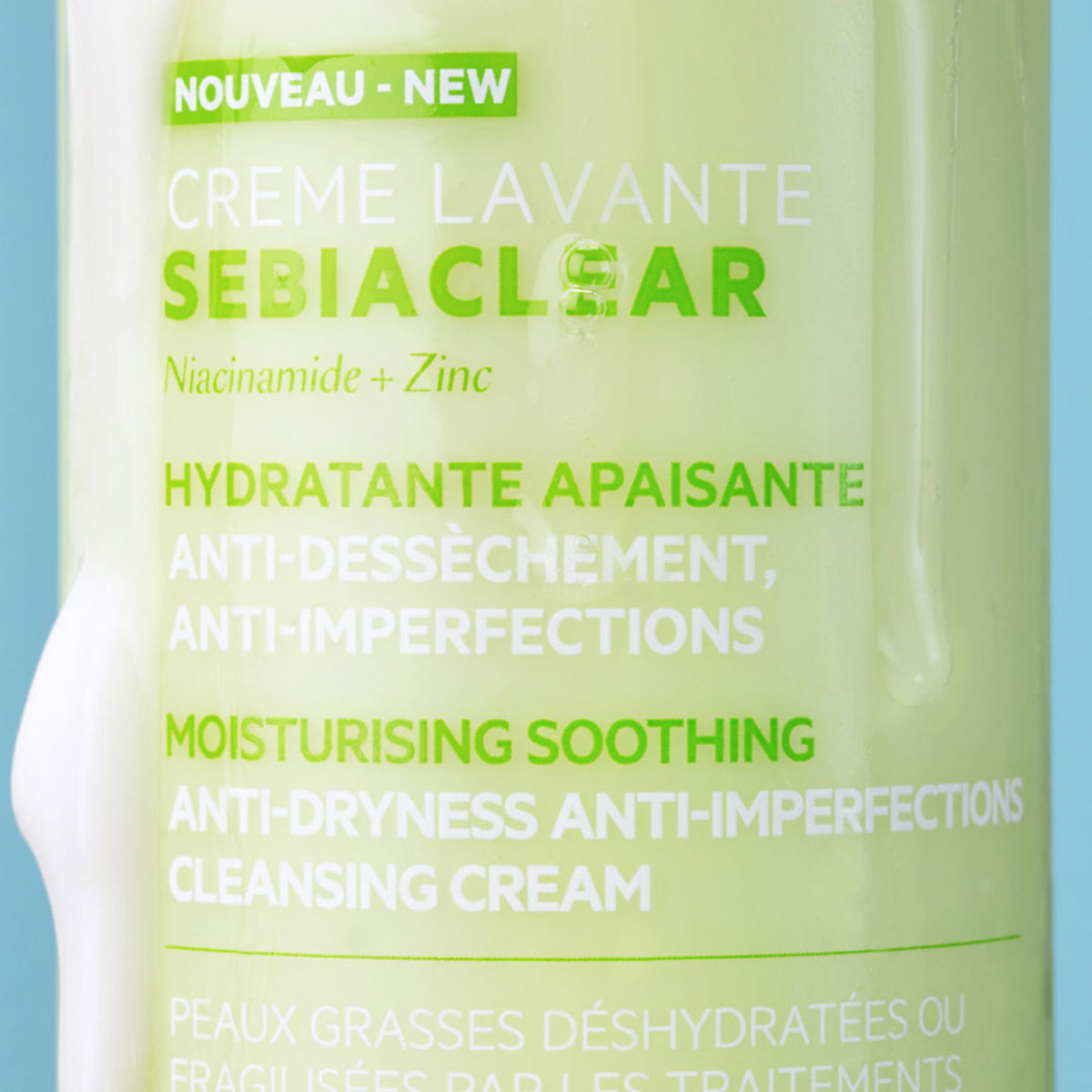 Primer plano del envase verde claro de SVR Sebiaclear Creme Lavante con texto blanco y verde sobre fondo azul.