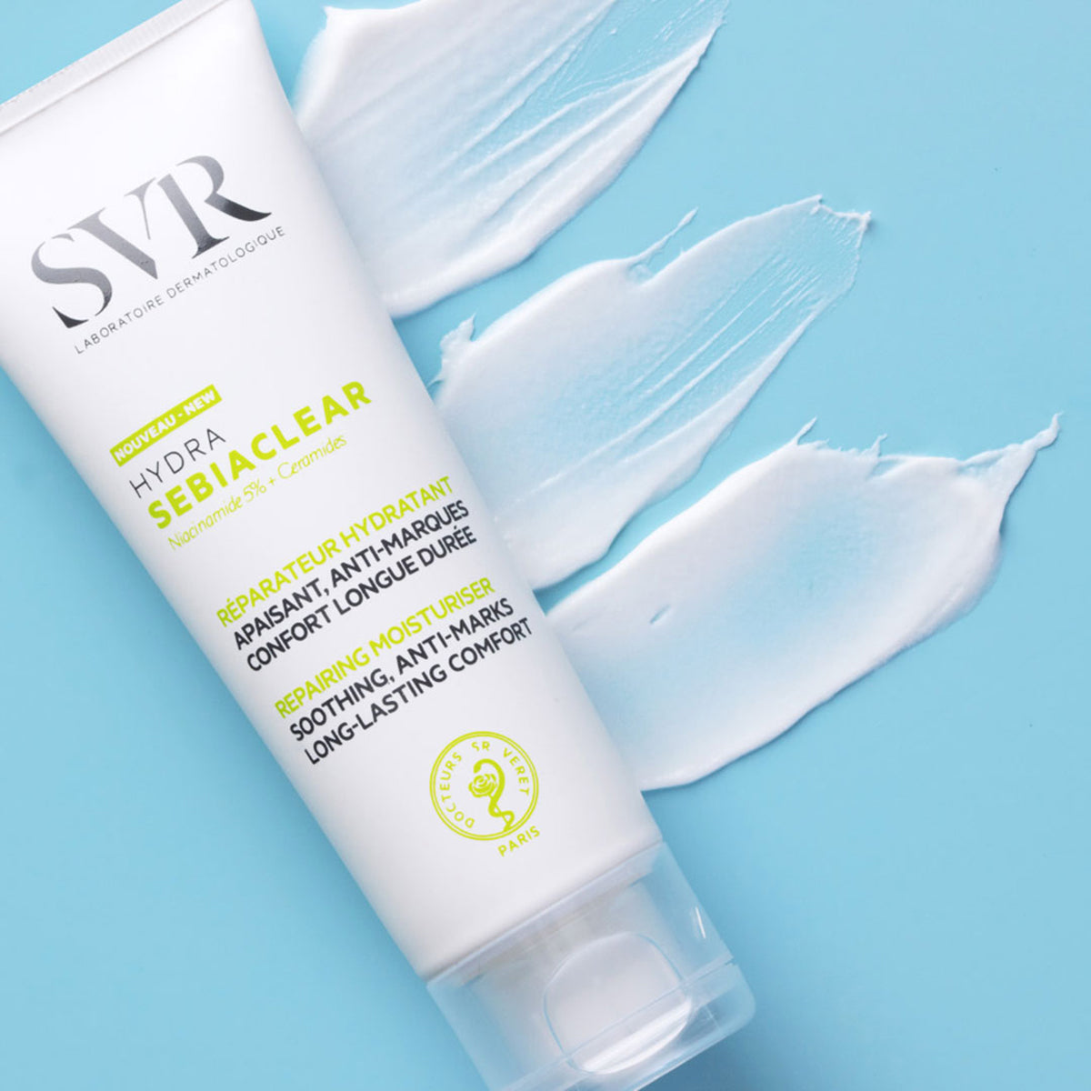 Tubo blanco de crema hidratante SVR Sebiaclear Hydra con trazos de producto sobre un fondo azul claro.