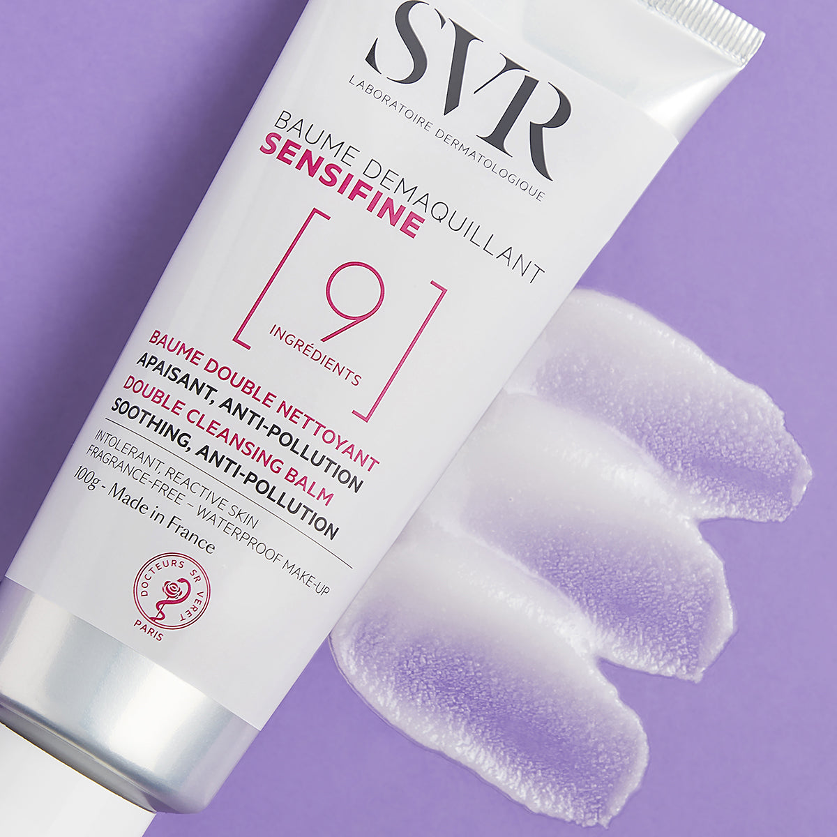 Tubo de bálsamo limpiador SVR Sensifine de 100g con textura cremosa sobre fondo morado.