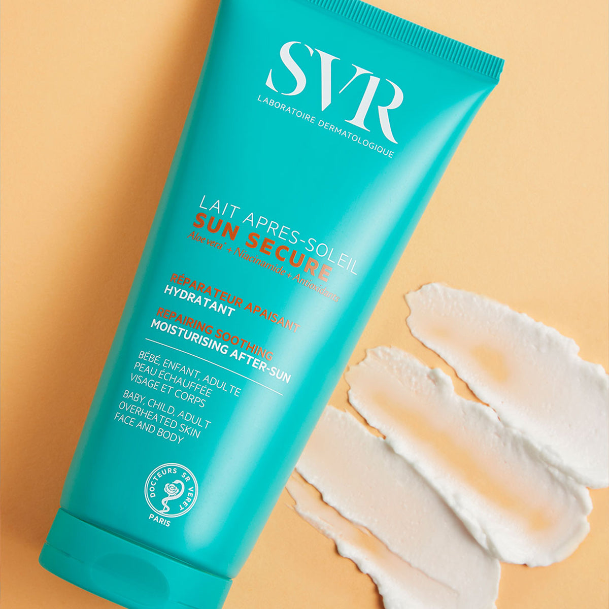 Tubo de crema solar SVR Sun Secure color turquesa con textura gel-crema blanca sobre fondo beige suave.