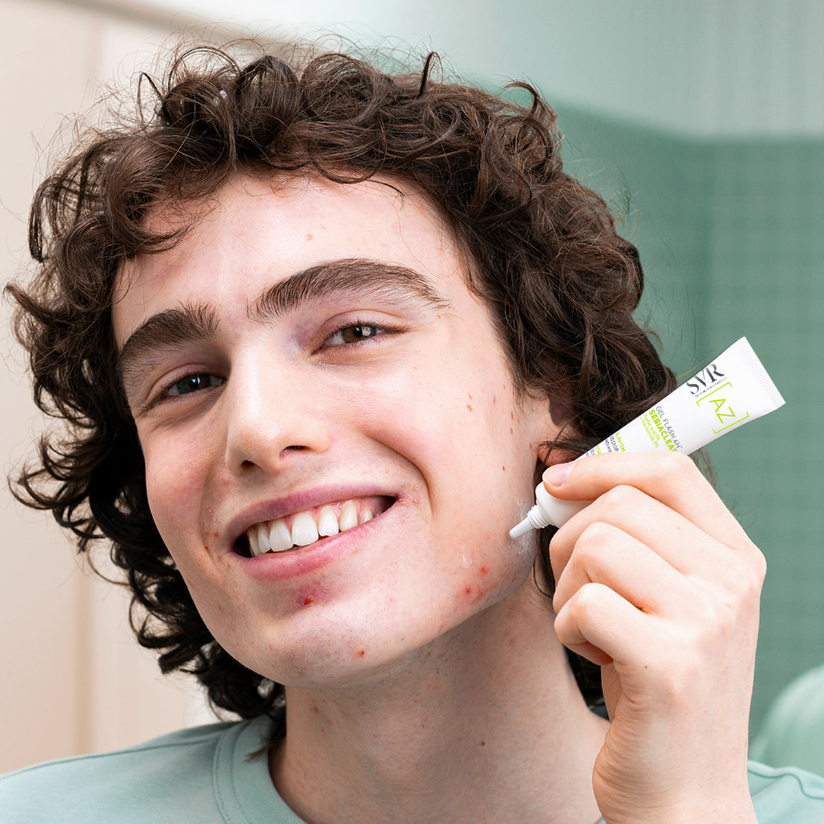 Adolescente aplicando un tratamiento contra el acné - Gel Flash 4h SVR