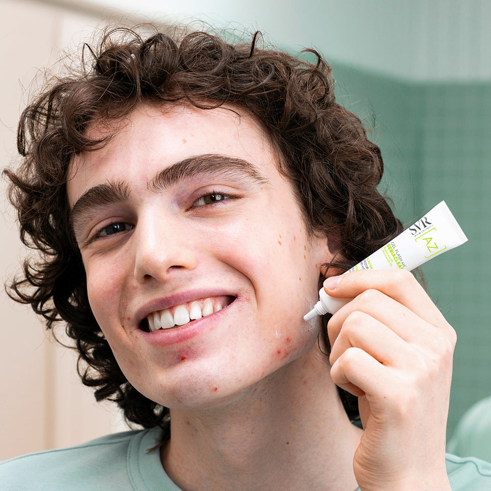 Adolescente aplicando un tratamiento contra el acné - Gel Flash 4h SVR