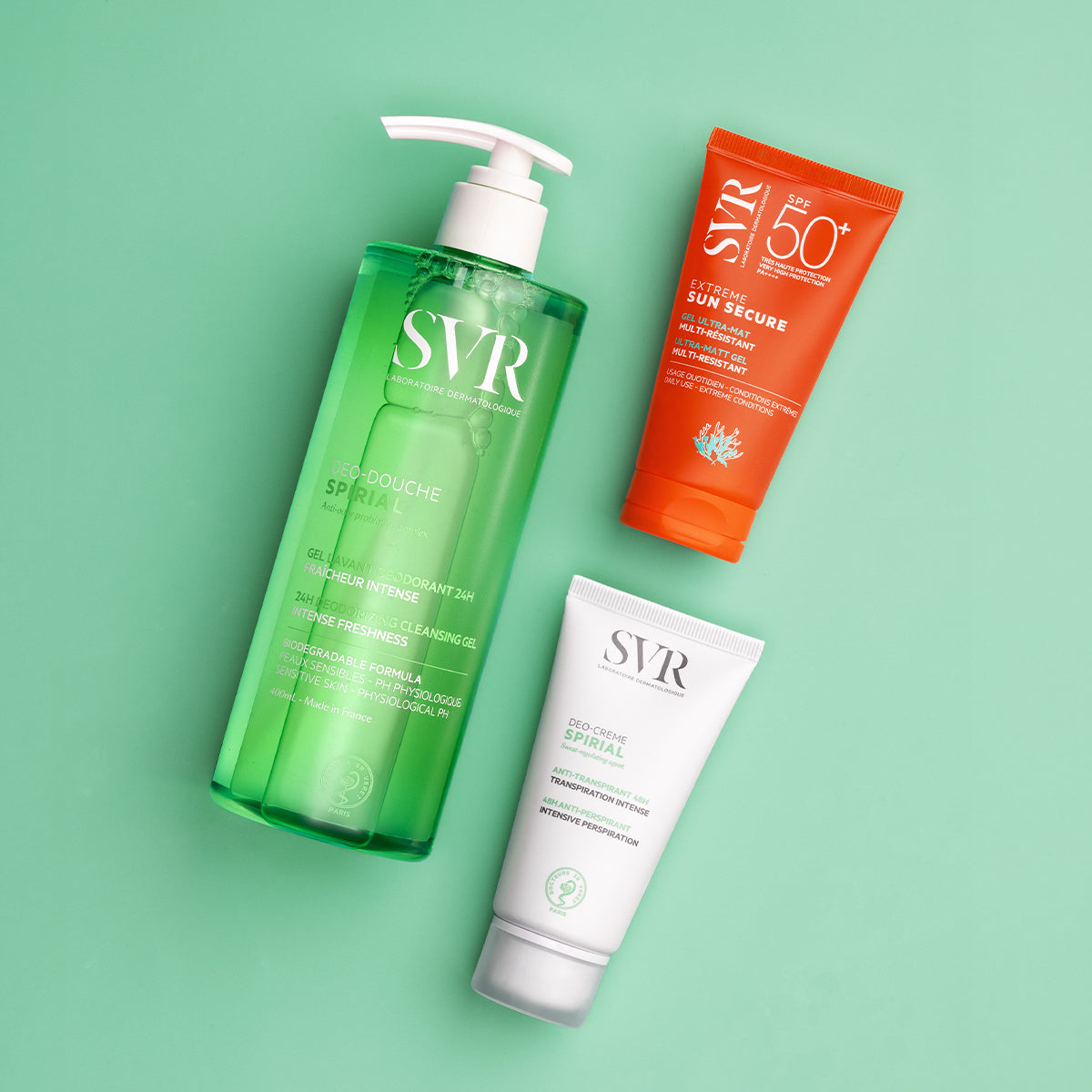 Set de rutina deportiva SVR con gel de ducha verde, crema desodorante blanca y protector solar naranja sobre fondo menta.