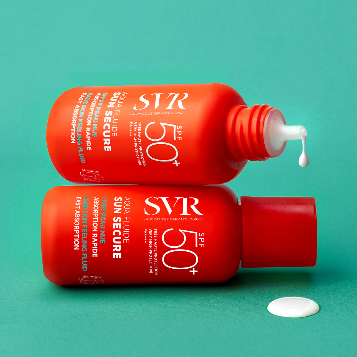Dos frascos naranjas de protector solar SVR SUN SECURE SPF50+ con textura fluida sobre fondo verde turquesa.