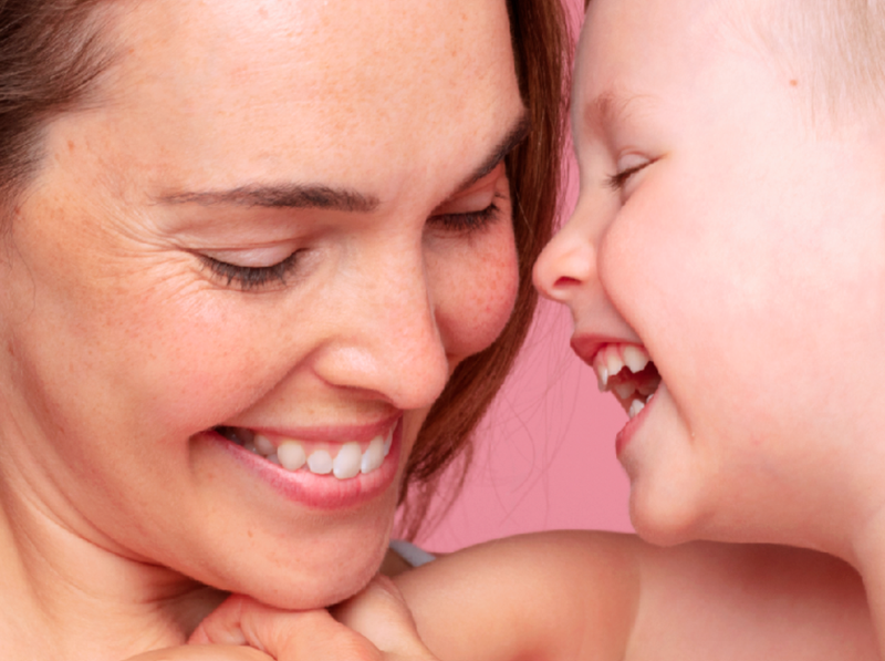 Madre y niño con piel sensible sonriendo en primer plano, ilustrando cuidados de la piel atópica en invierno con la gama TOPIALYSE de SVR