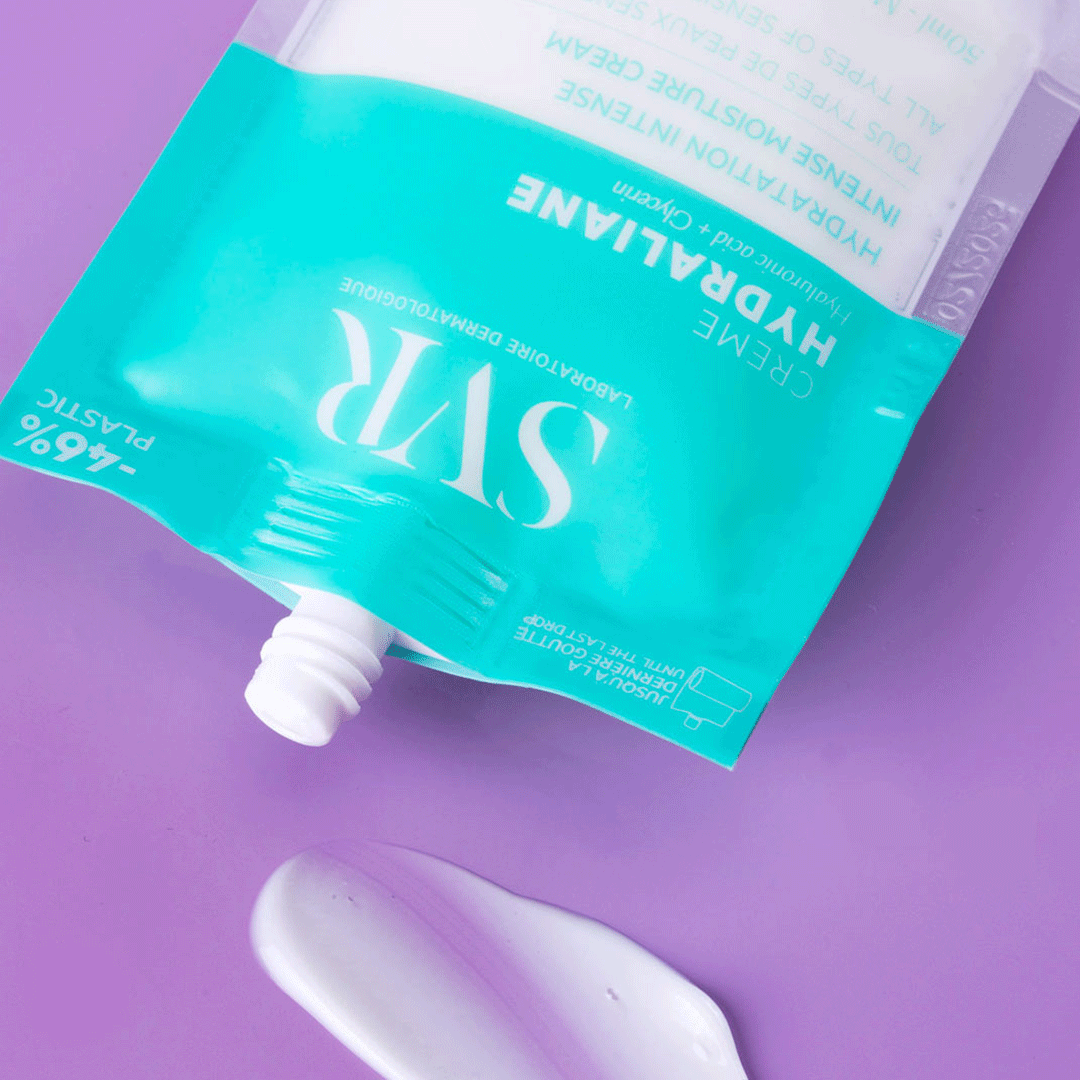 Envase flexible y reciclable de crema hidratante SVR Hydraliane con textura cremosa sobre fondo morado.
