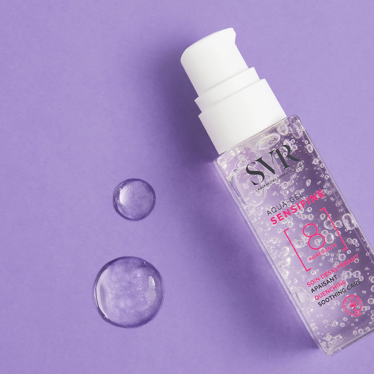 Frasco transparente de SVR Sensifine Aqua-Gel con dosificador blanco sobre fondo morado y gotas de gel hidratante.