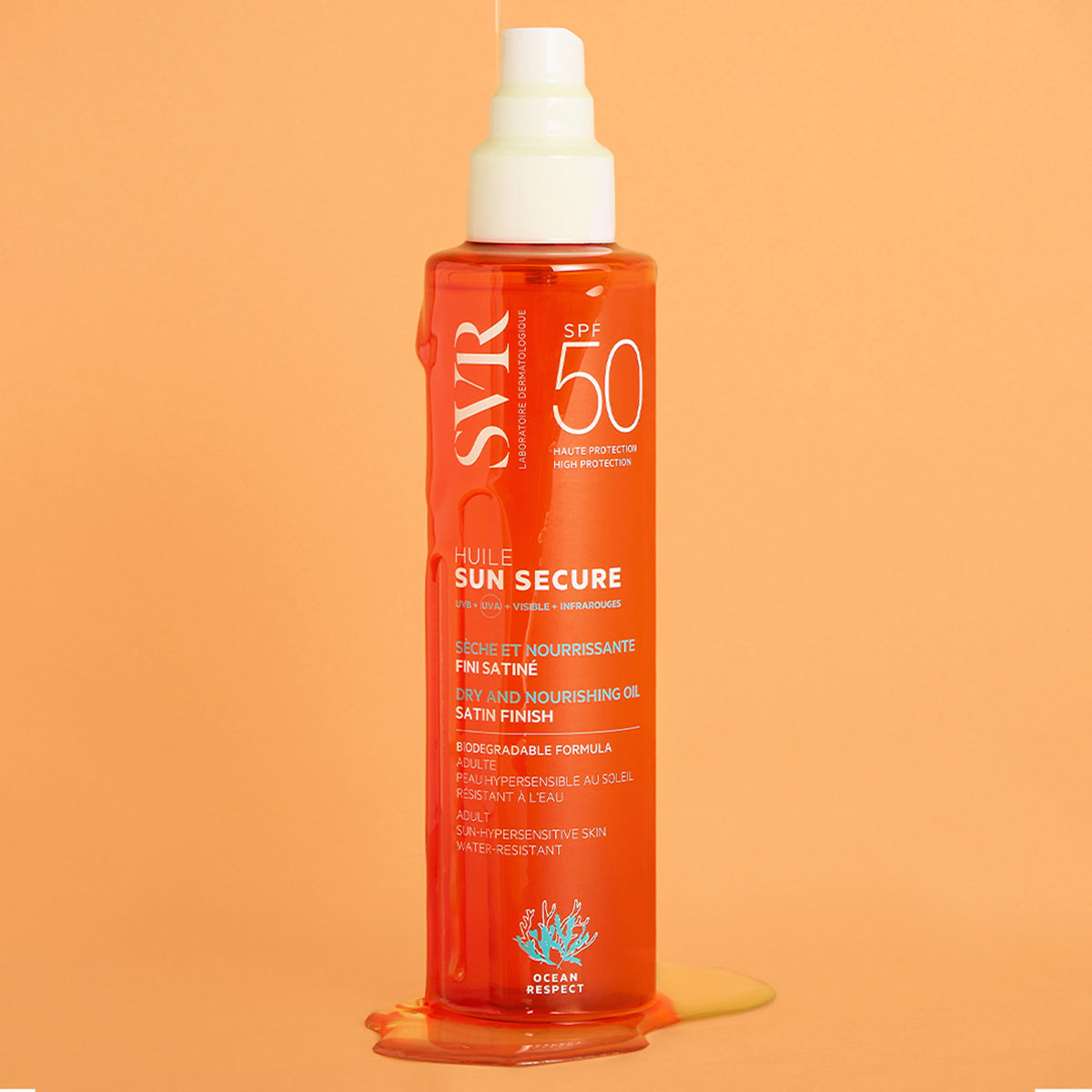 Envase naranja de aceite solar SVR Sun Secure SPF50 con textura fluida deslizándose sobre fondo naranja.