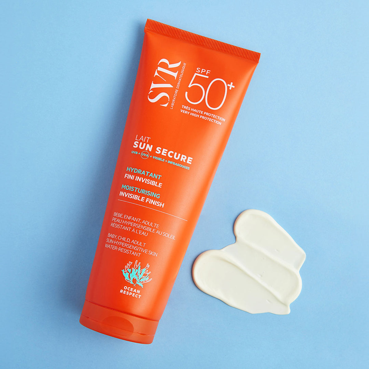 Tubo naranja de protector solar SVR Sun Secure SPF50+ con una muestra de crema blanca sobre fondo azul claro.