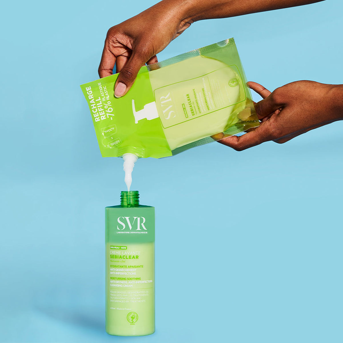 Manos rellenando una botella verde de SVR Sebiaclear Creme Lavante desde una bolsa de recarga ecológica sobre fondo azul.