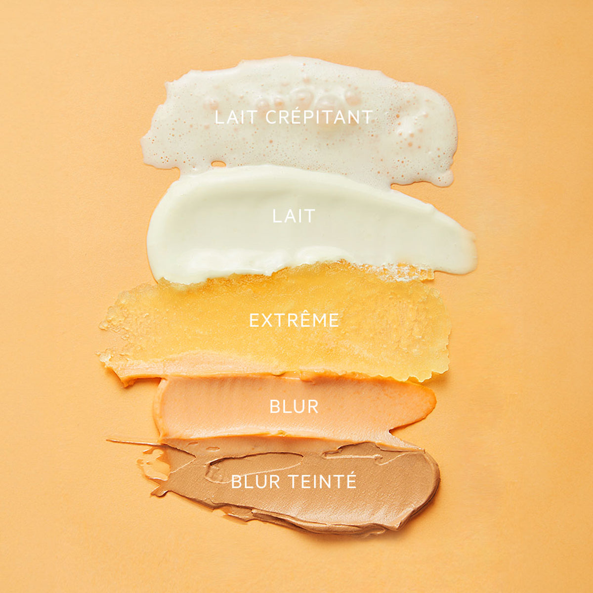 Cinco muestras de texturas de crema solar SVR sobre fondo naranja, desde espuma ligera hasta crema Blur con color.