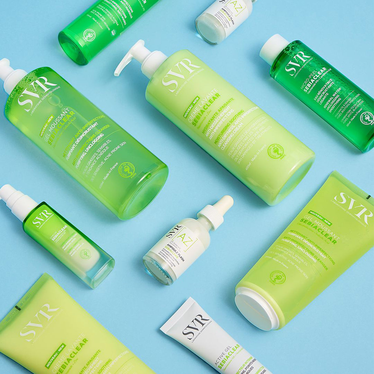 Colección de productos SVR Sebiaclear en envases verdes y blancos sobre fondo azul claro.