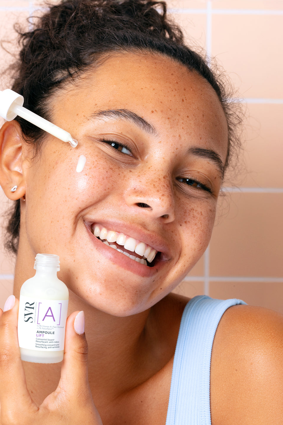 Mujer aplicando retinol en su rutina skincare