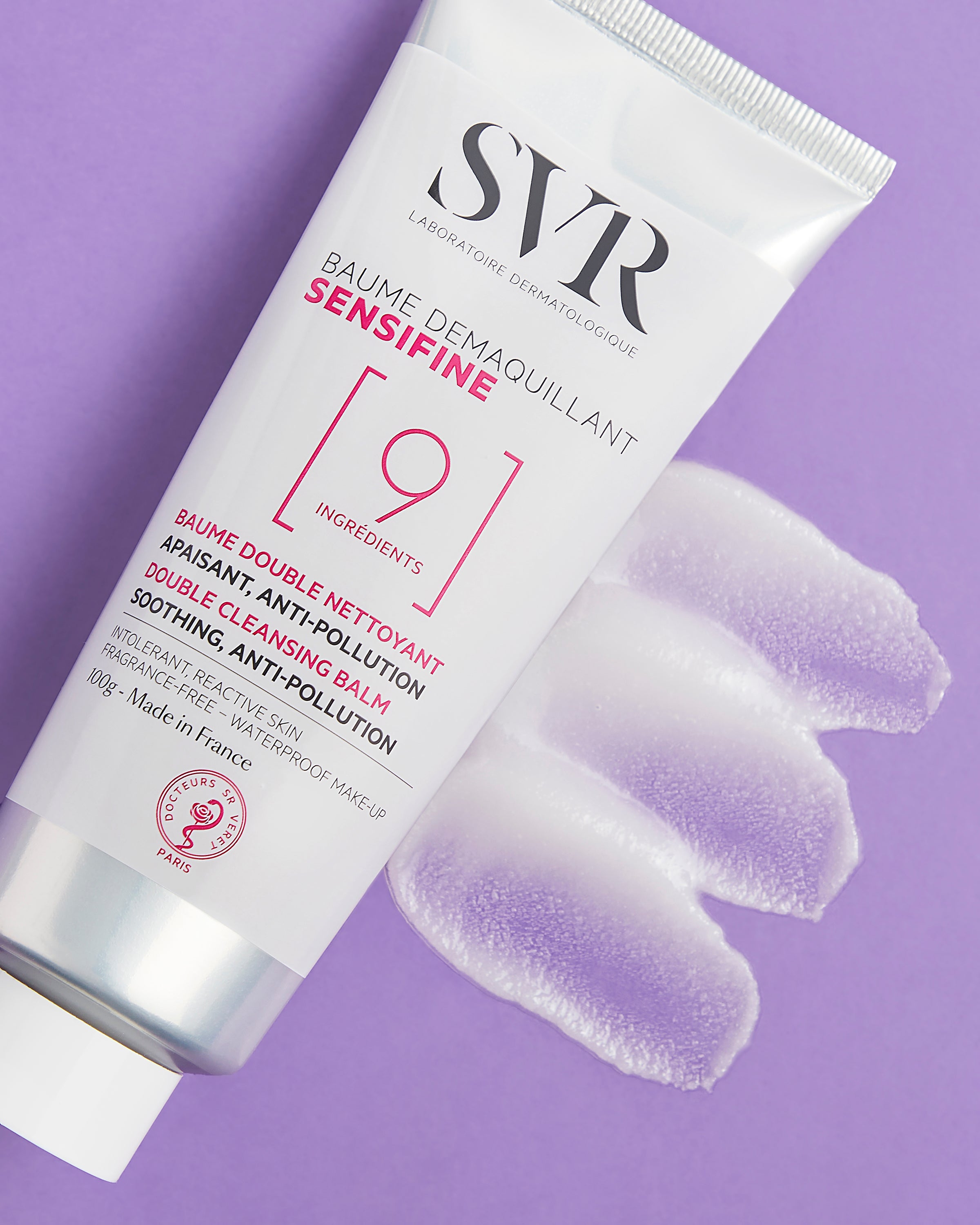 Tubo de bálsamo desmaquillante SVR Sensifine de 100g con textura cremosa sobre fondo morado.