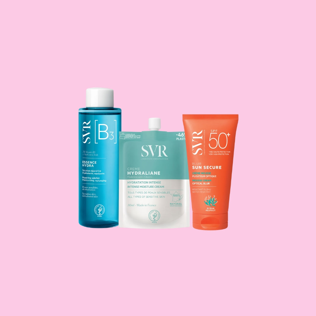 Set de rutina solar SVR con Essence B3 azul, crema Hydraliane en envase flexible y protector solar Blur SPF50+ naranja.